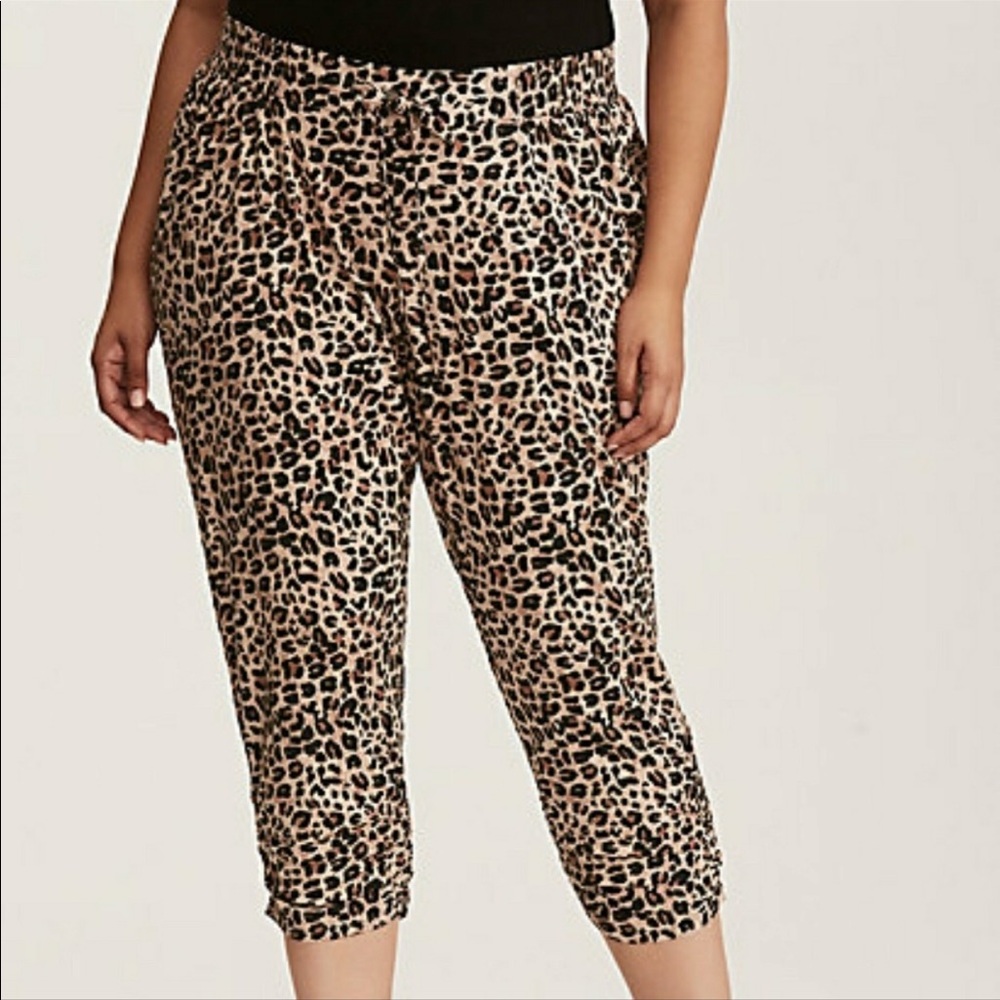 NWT - Torrid 0/12 - Challis Cheetah Tapered Crop Pants